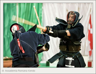 Un componente della squadra ARK assesta un ippon in gara